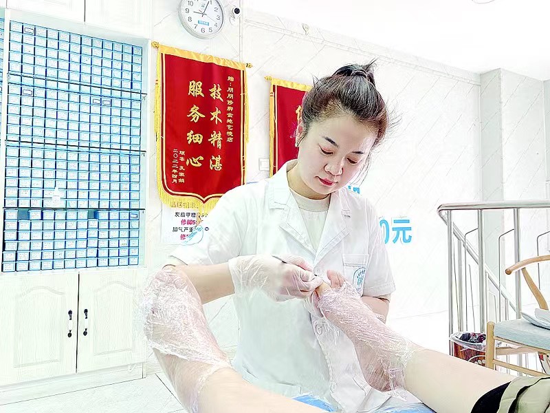 【朋朋修脚】半岛晨报：修脚师罗丹8年服务近万人次屡获表扬