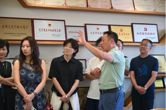 【朋朋修脚】半岛晨报：大连理工培训中心高级商学班走进标杆企业华连生集团参访